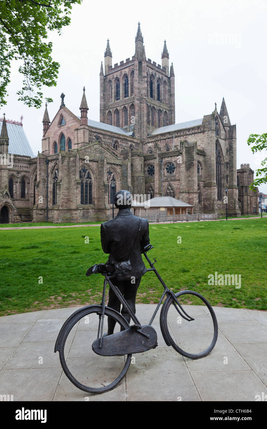 England, Herefordshire, Hereford, Edward Elgar Statue and Hereford Cathedral Stock Photo
