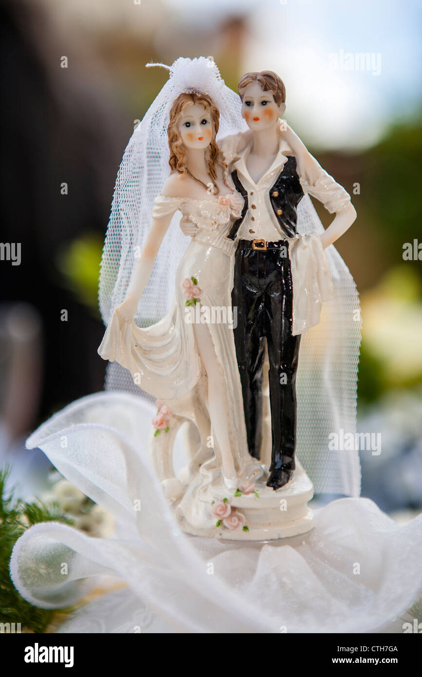 Bride and Groom figurines on wedding cake Stock Photo - Alamy
