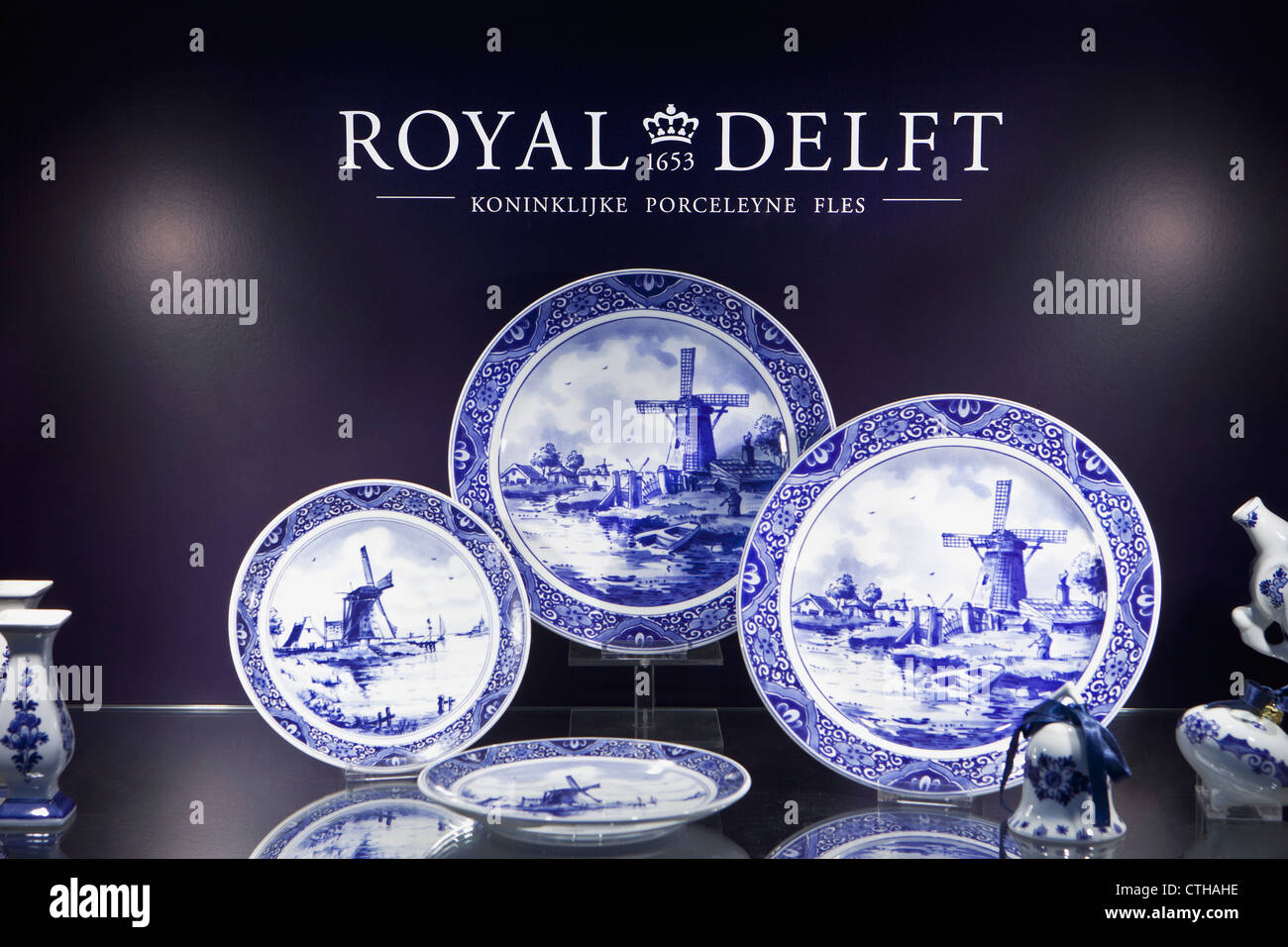 Delfts blue earthenware. The Koninklijke Porceleyne Fles (1652) is the only  remaining factory of 32 earthenware factories Stock Photo - Alamy