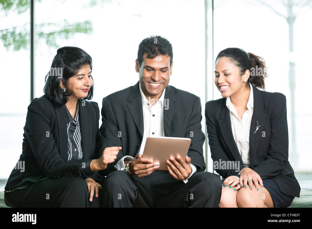 Деловые люди индии. Юридические лица индии. Успешные переговоры. Деловые люди индии. Индийский бизнесмен.