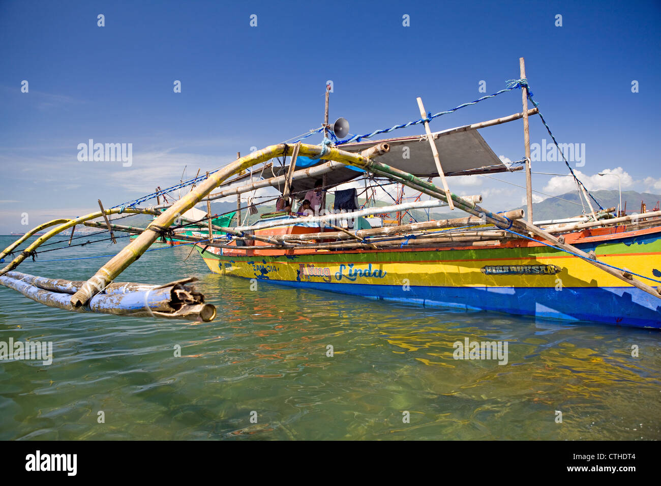 https://c8.alamy.com/comp/CTHDT4/filipino-paraw-is-a-large-outrigger-canoe-used-for-commercial-fishing-CTHDT4.jpg