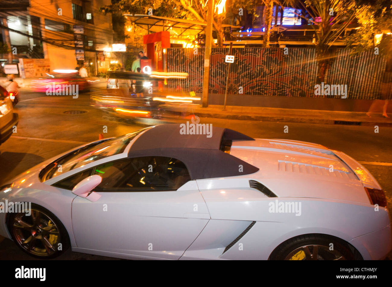 Luxery car in front of Q Bar, Sukhumvit Soi 11, Bangkok, Thailand Stock Photo