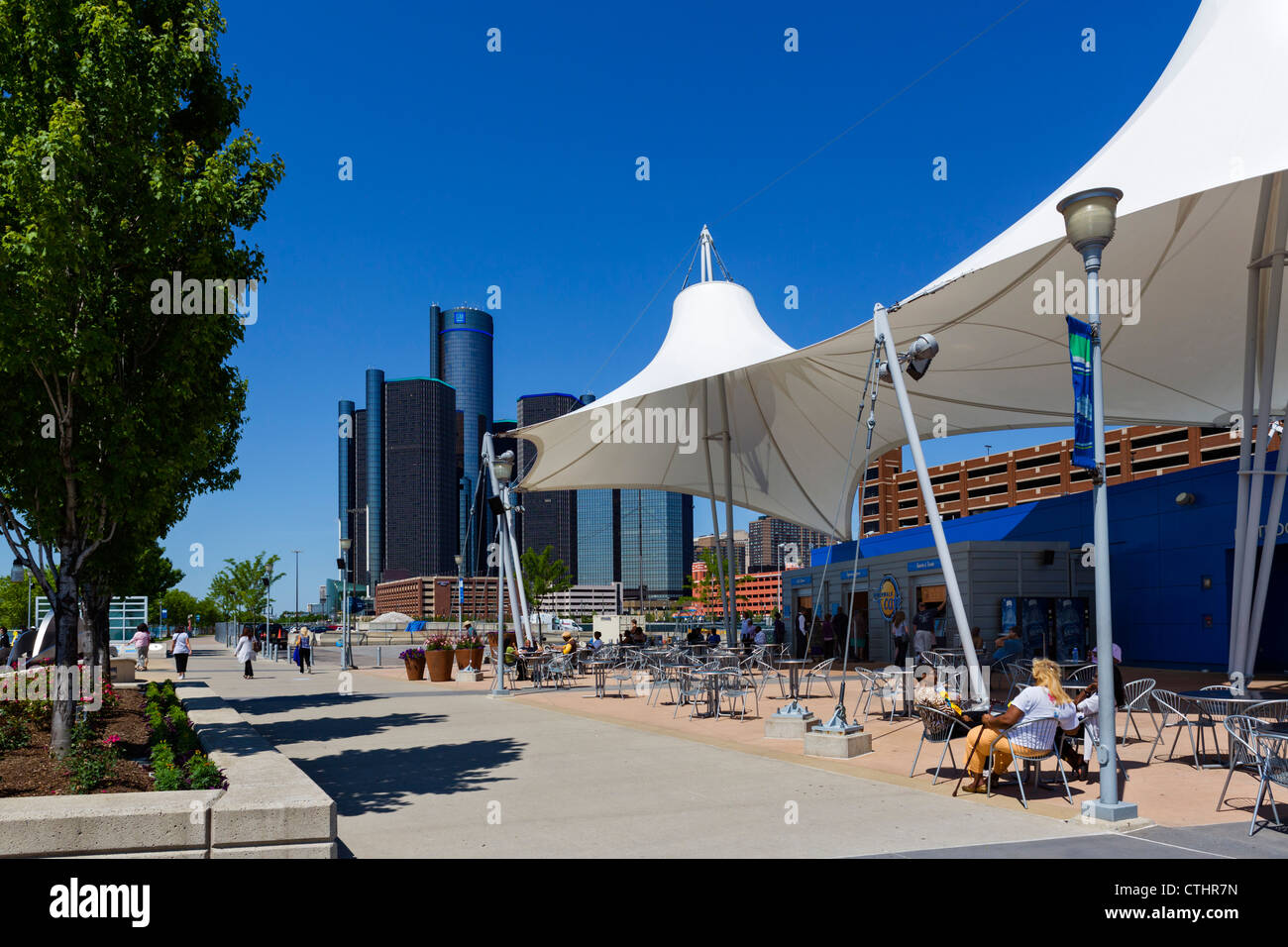 The Riverwalk Cafe in Rivard Plaza with the Renaissance Center city skyline behind, Detroit, Michigan, USA Stock Photo