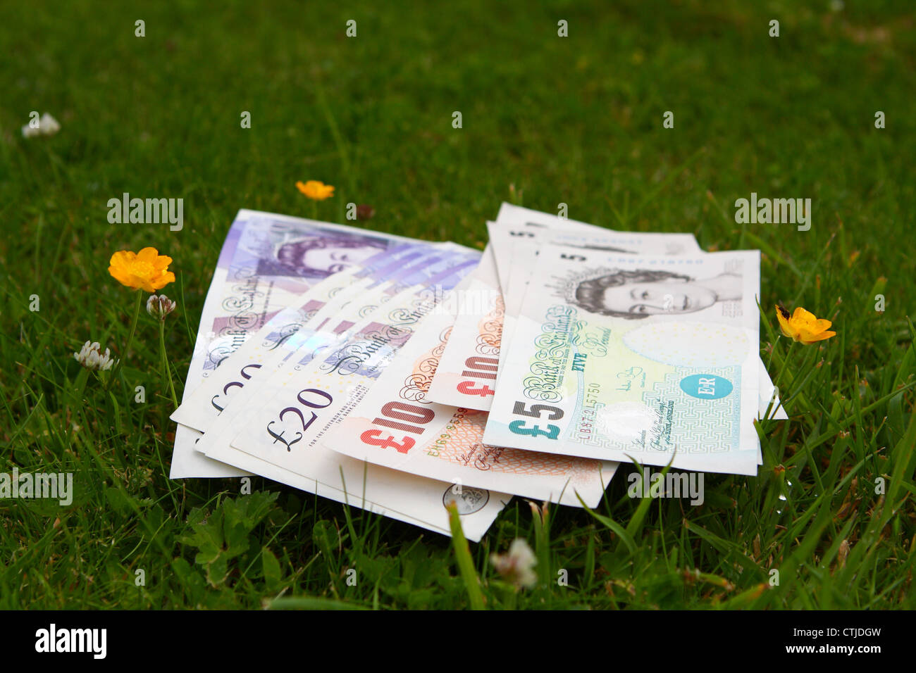 sterling notes lying on grass Stock Photo - Alamy