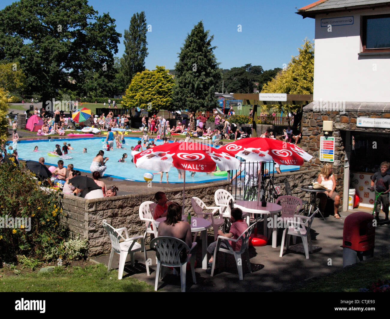 Crowded pool uk hires stock photography and images Alamy