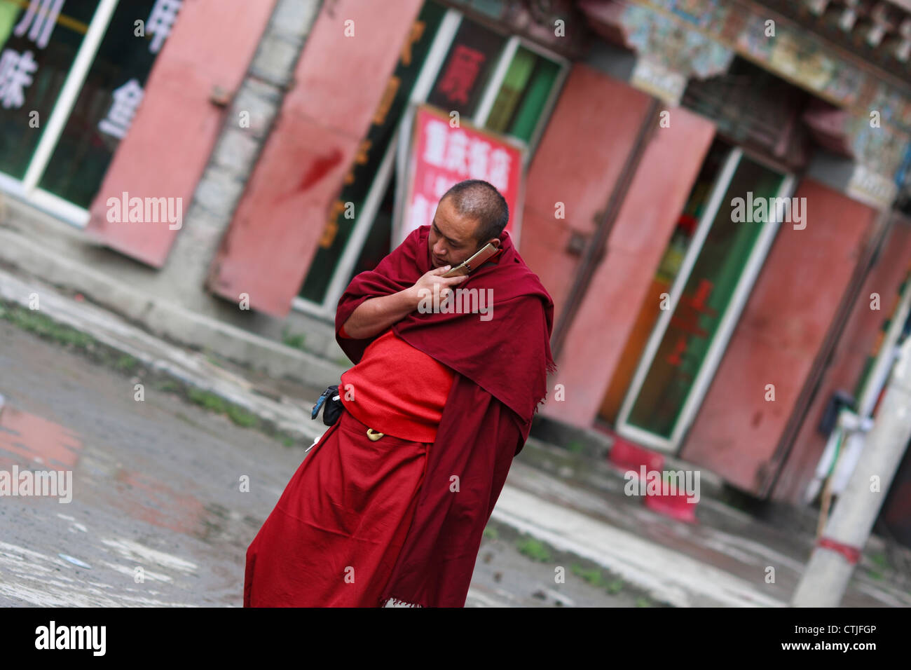 Chinese Buddhist monk with mobile phone in Ganzi, Sichuan, China Stock Photo