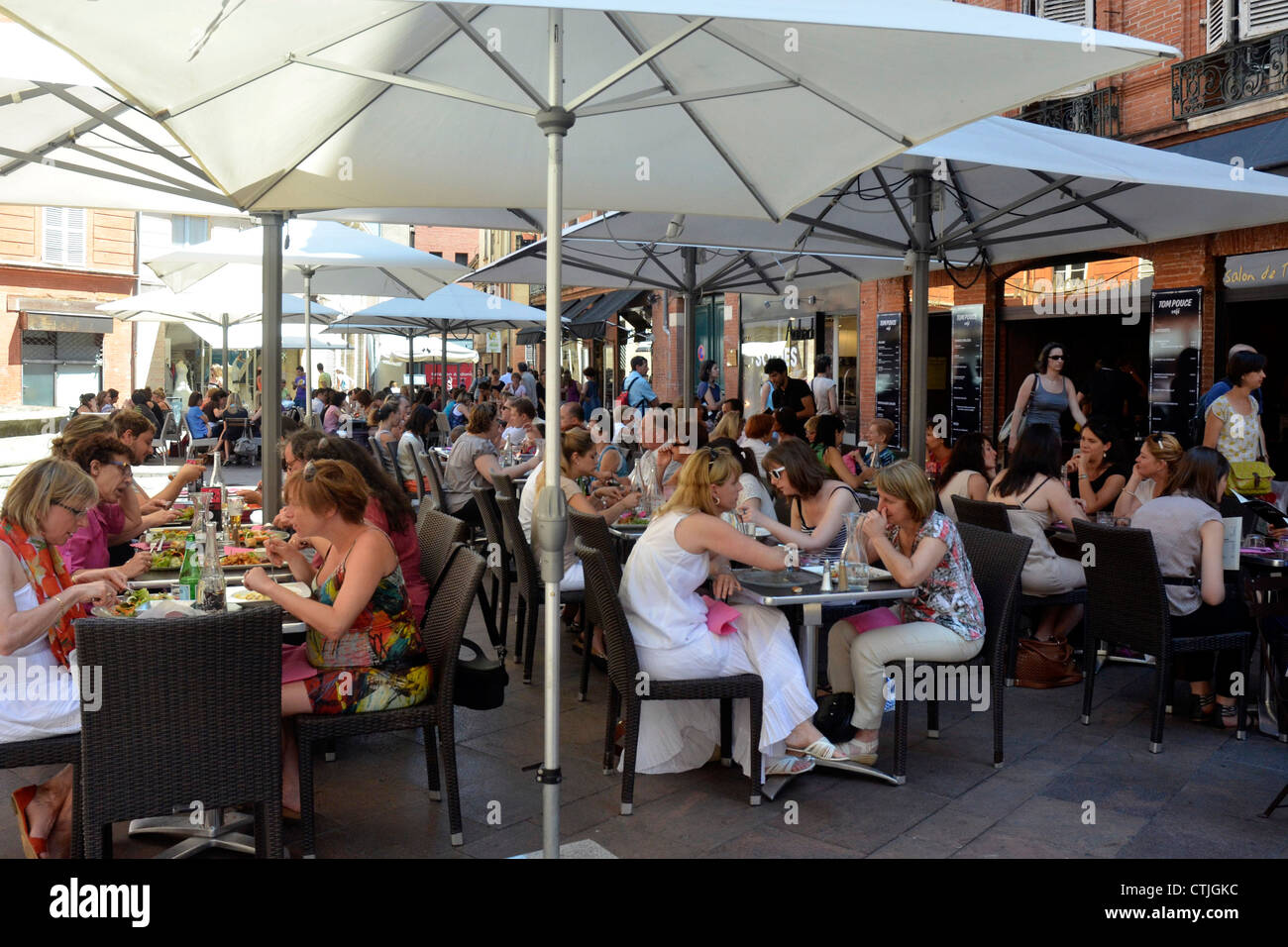 People enjoying lunch outside at restaurant Tom Pouce on Place Roger, Toulouse, France Stock Photo