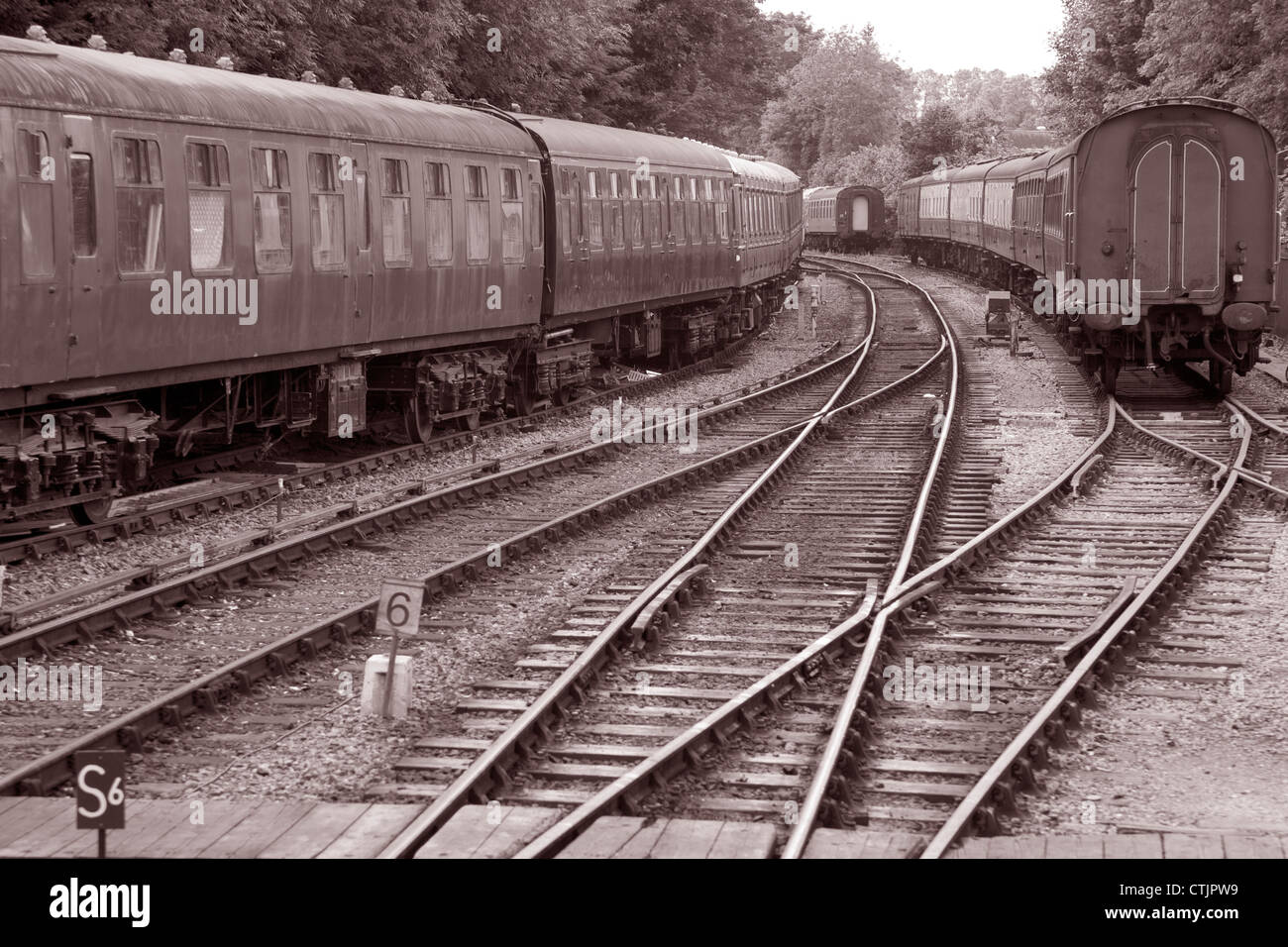 Black white railroad crossing hi-res stock photography and images - Alamy