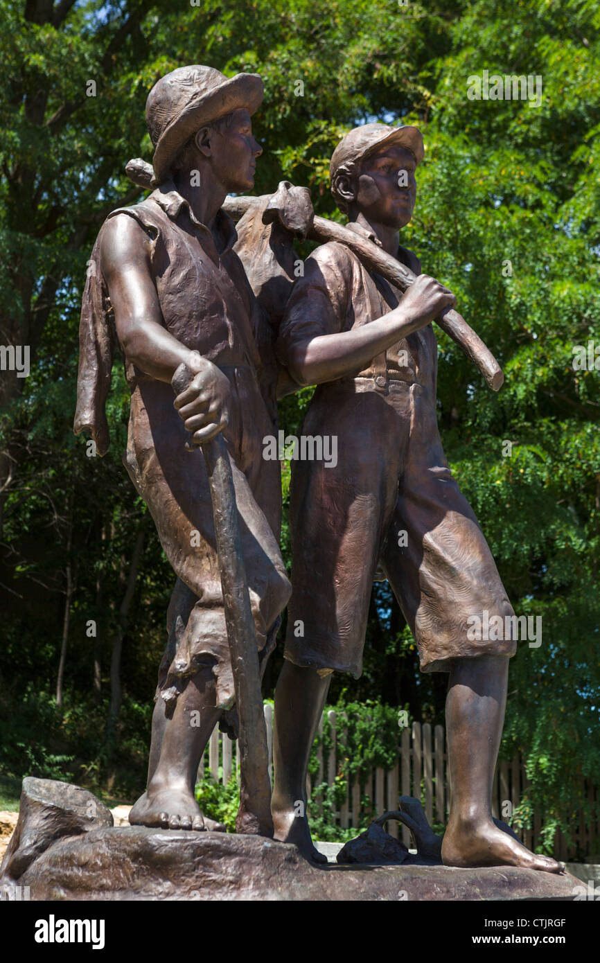 'Setting Out on Mischief Bent' sculpture of Tom Sawyer and Huck Finn by Frederick Hibbard, Main Street, Hannibal, Missouri, USA Stock Photo