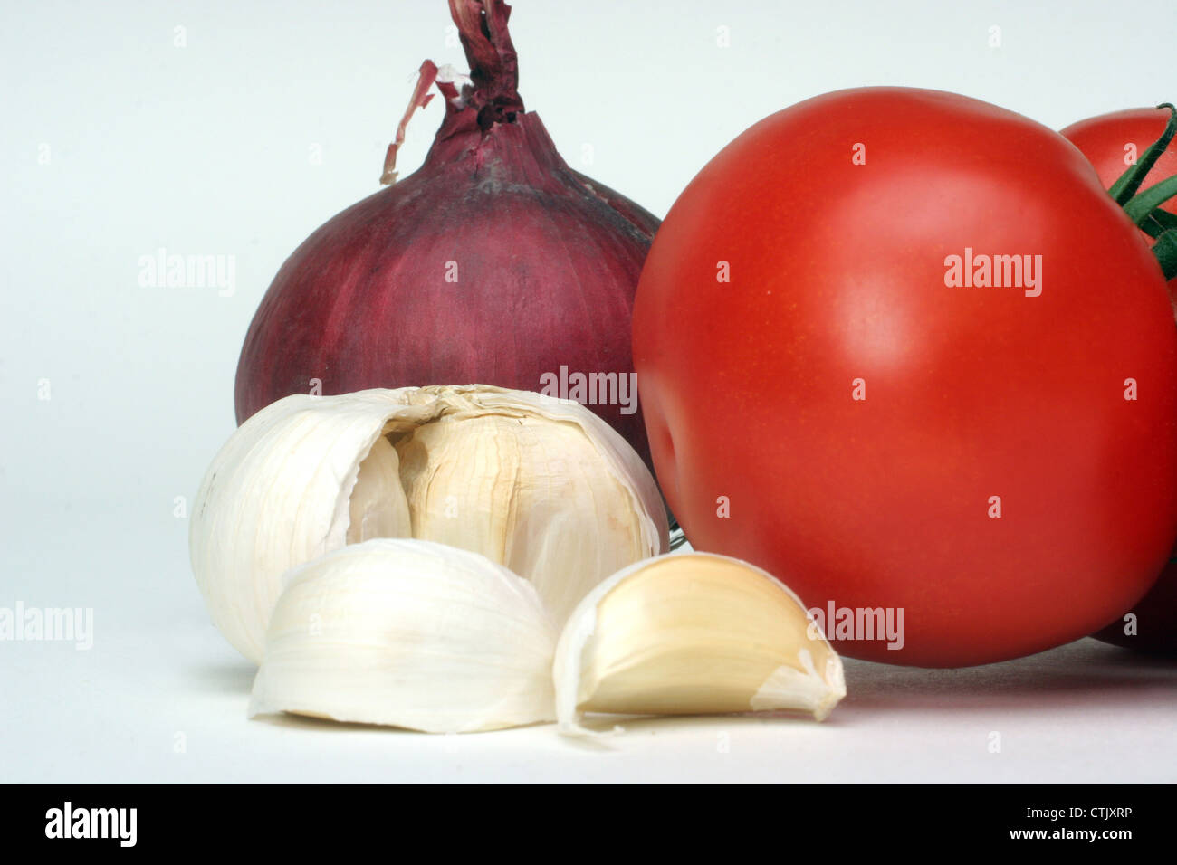 Fresh garlic, onion and tomato Stock Photo - Alamy