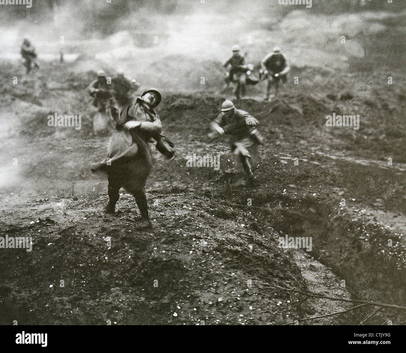 FIRST WORLD WAR  Part of a posed photo showing French troops supposedly attacking a German trench. Stock Photo