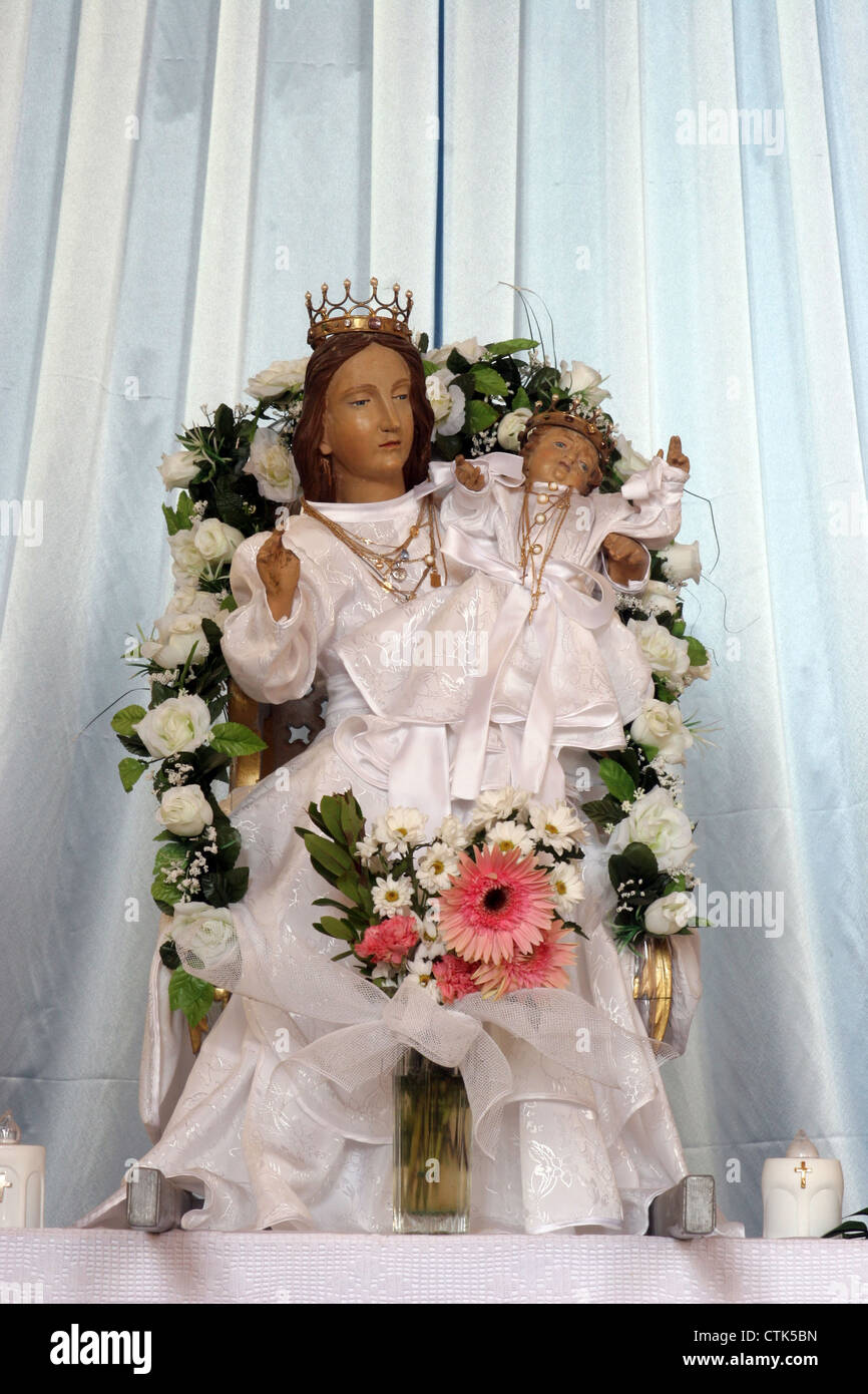 Blessed Virgin Mary with baby Jesus Stock Photo - Alamy