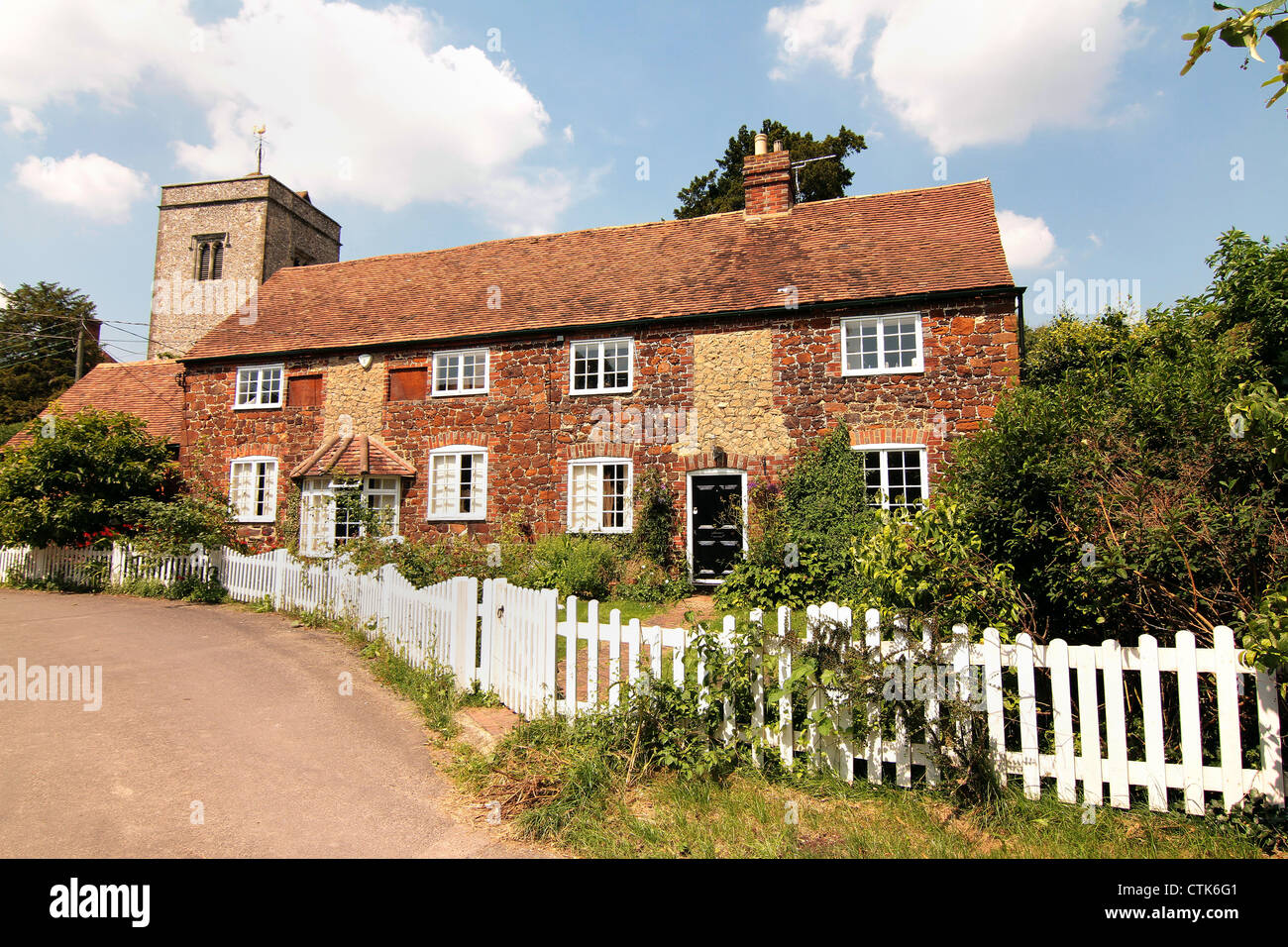 Country Cottages With White Picket Fence In Coldrum Kent Stock