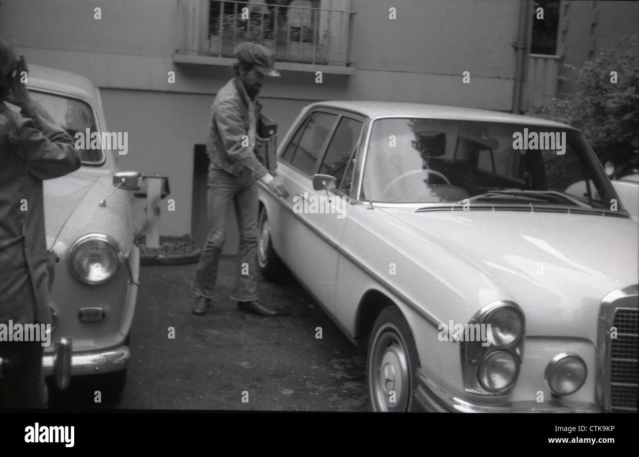 003775 - George Harrison & his car outside Abbey Road Studios, London in August 1970 Stock Photo