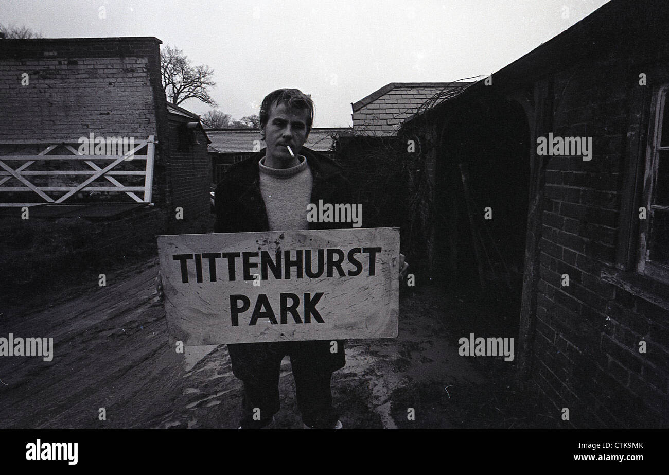 004537 A groundsman at John Lennon and Yoko Ono's home, Tittenhurst