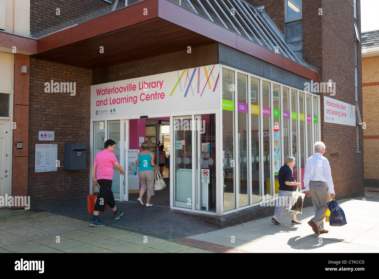 people entering Waterlooville Library and Learning Centre Stock Photo