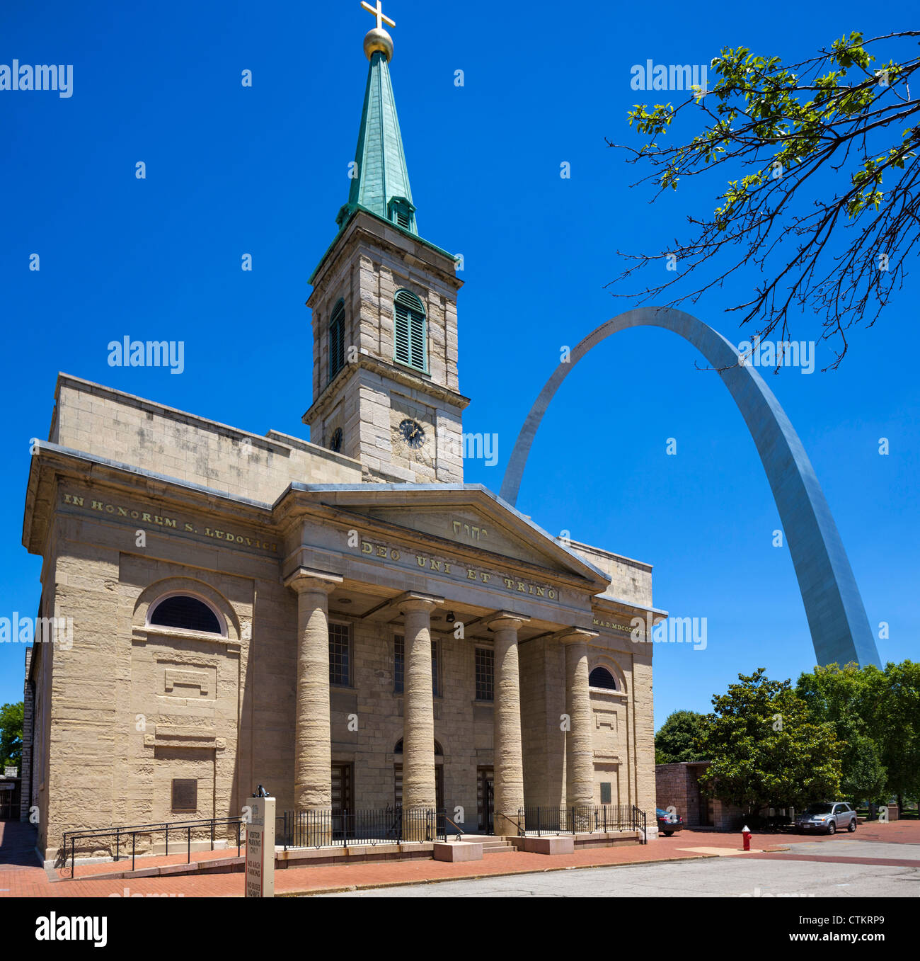 The Old Cathedral (The Basilica of Saint Louis, King of France) with the Gateway Arch behind, St Louis, Missouri, USA Stock Photo