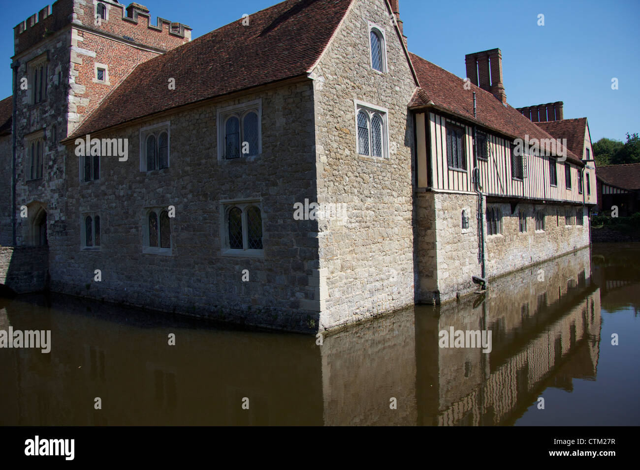 Moat manor house hi-res stock photography and images - Alamy