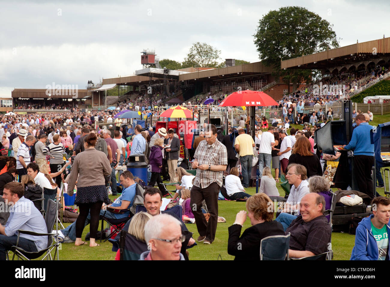 Crowds enjoying the horse racing at Newmarket Racecourse Suffolk UK ...