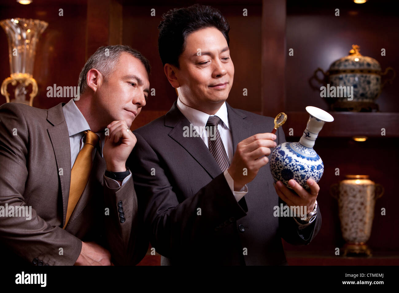 Antique valuable chinese vase hi-res stock photography and images - Alamy