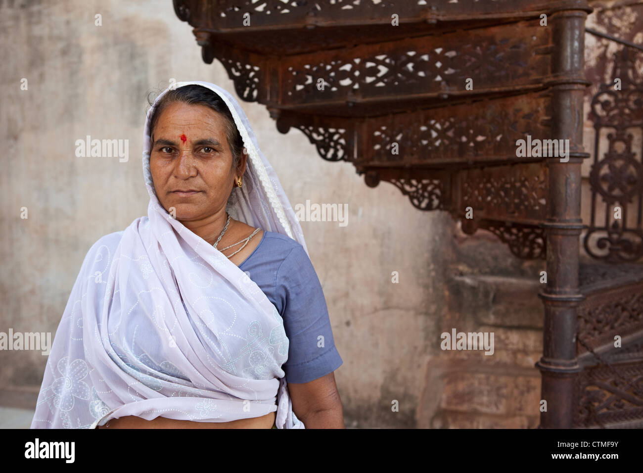 Indian woman in pink sari at Mehrangarh Fort, Jodhpur Stock Photo - Alamy