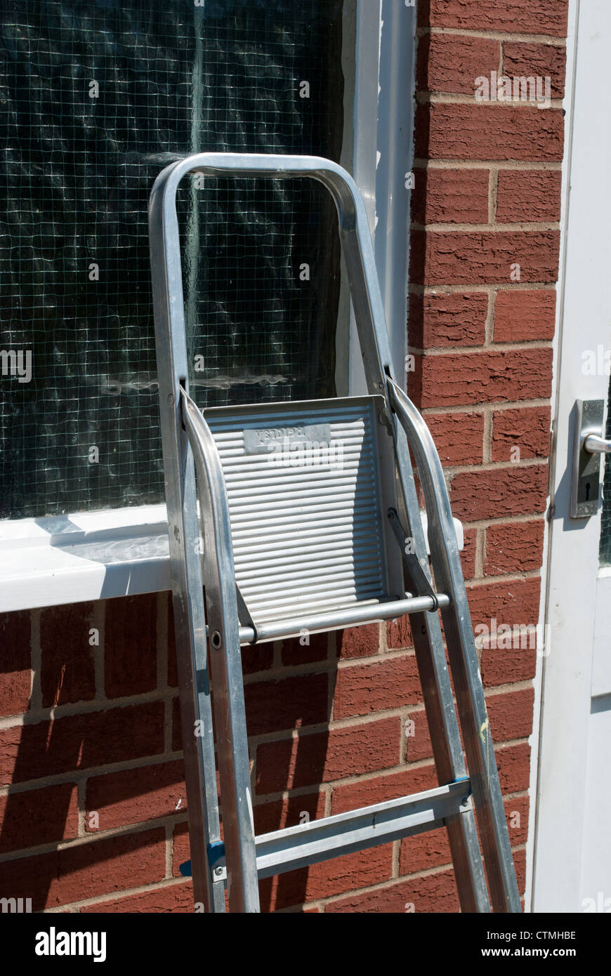 Ladder leaning against brick wall hires stock photography and images