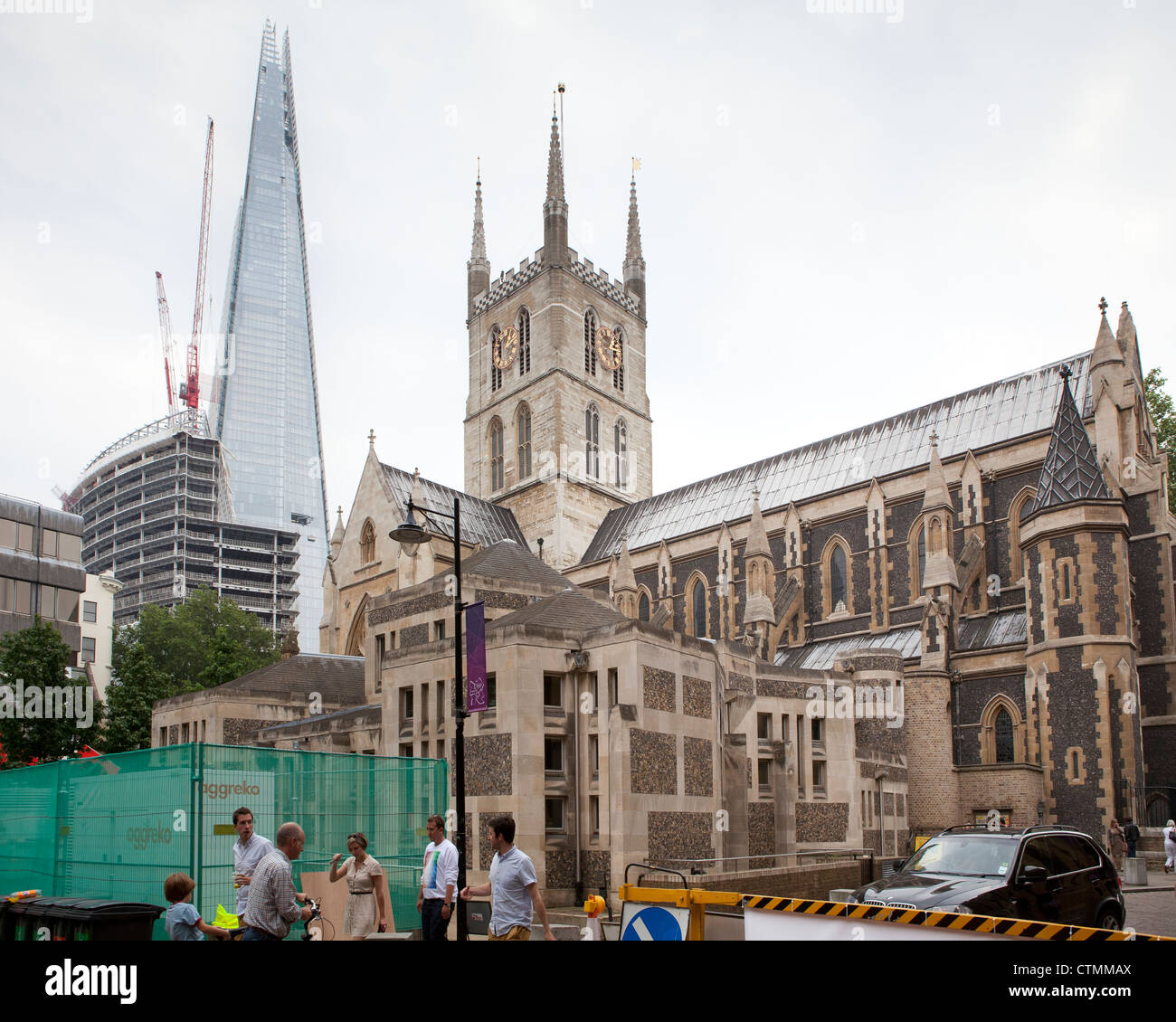 The Shard skyscraper next to Southwark Cathedral Stock Photo