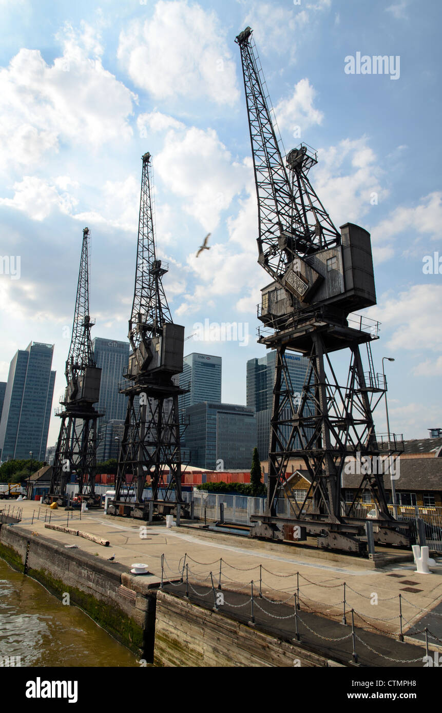 Quay cranes hi-res stock photography and images - Alamy