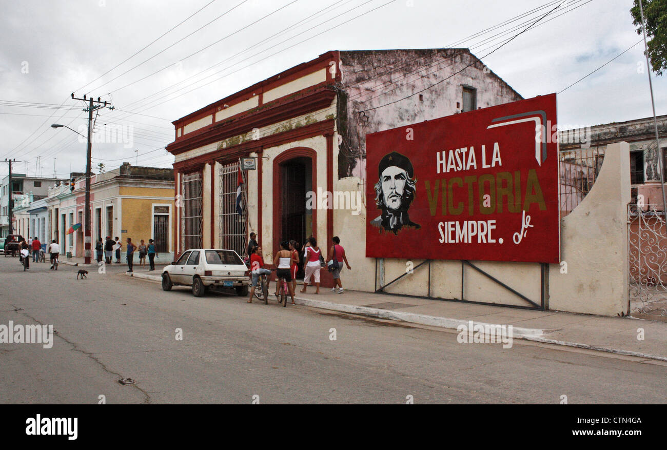 A man dressed in Che guevara clothes makes the cosplayer in Old Havana,  Cuba Stock Photo - Alamy