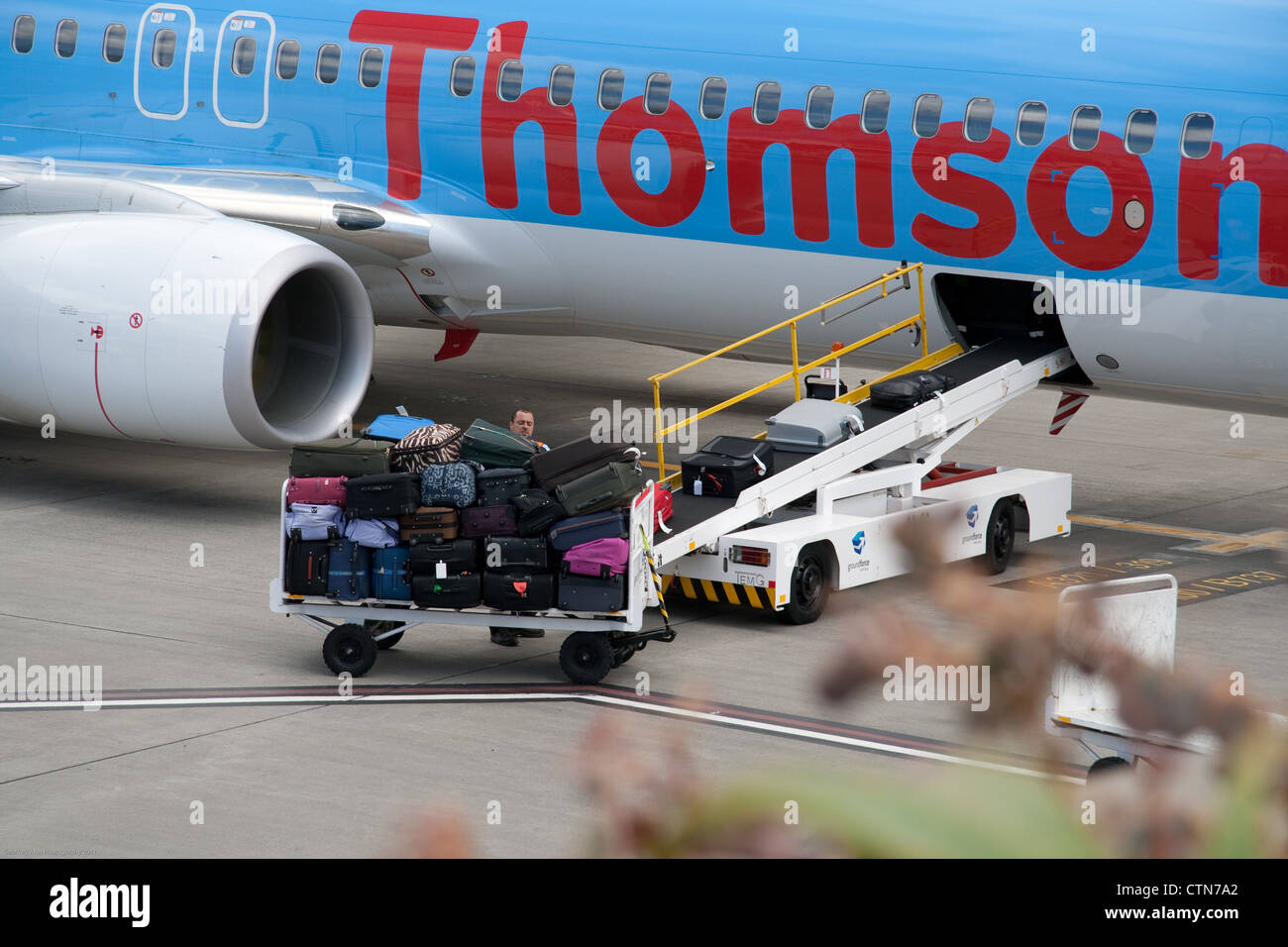 Baggage loader hi-res stock photography and images - Alamy