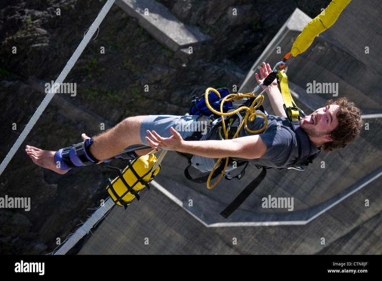 Bungee jump verzasca dam switzerland hires stock photography and images Alamy