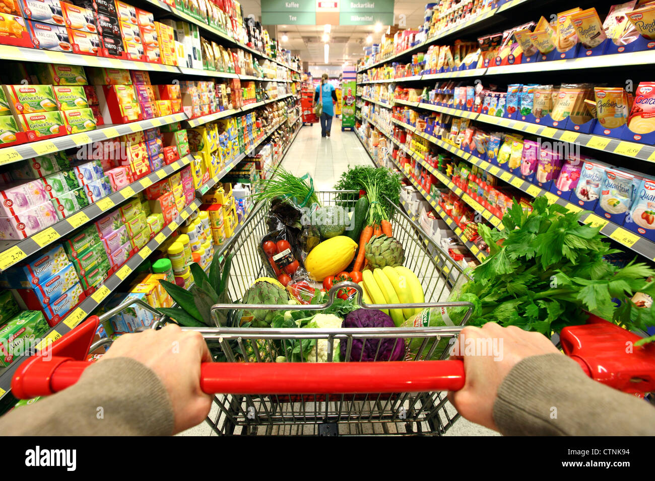 Supermarket shopping cart hi-res stock photography and images - Alamy