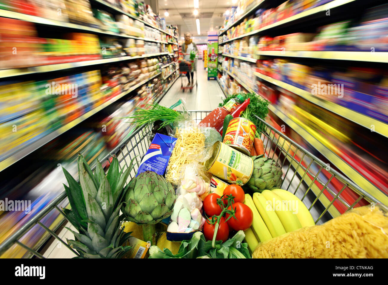 Supermarket trolley full hires stock photography and images Alamy
