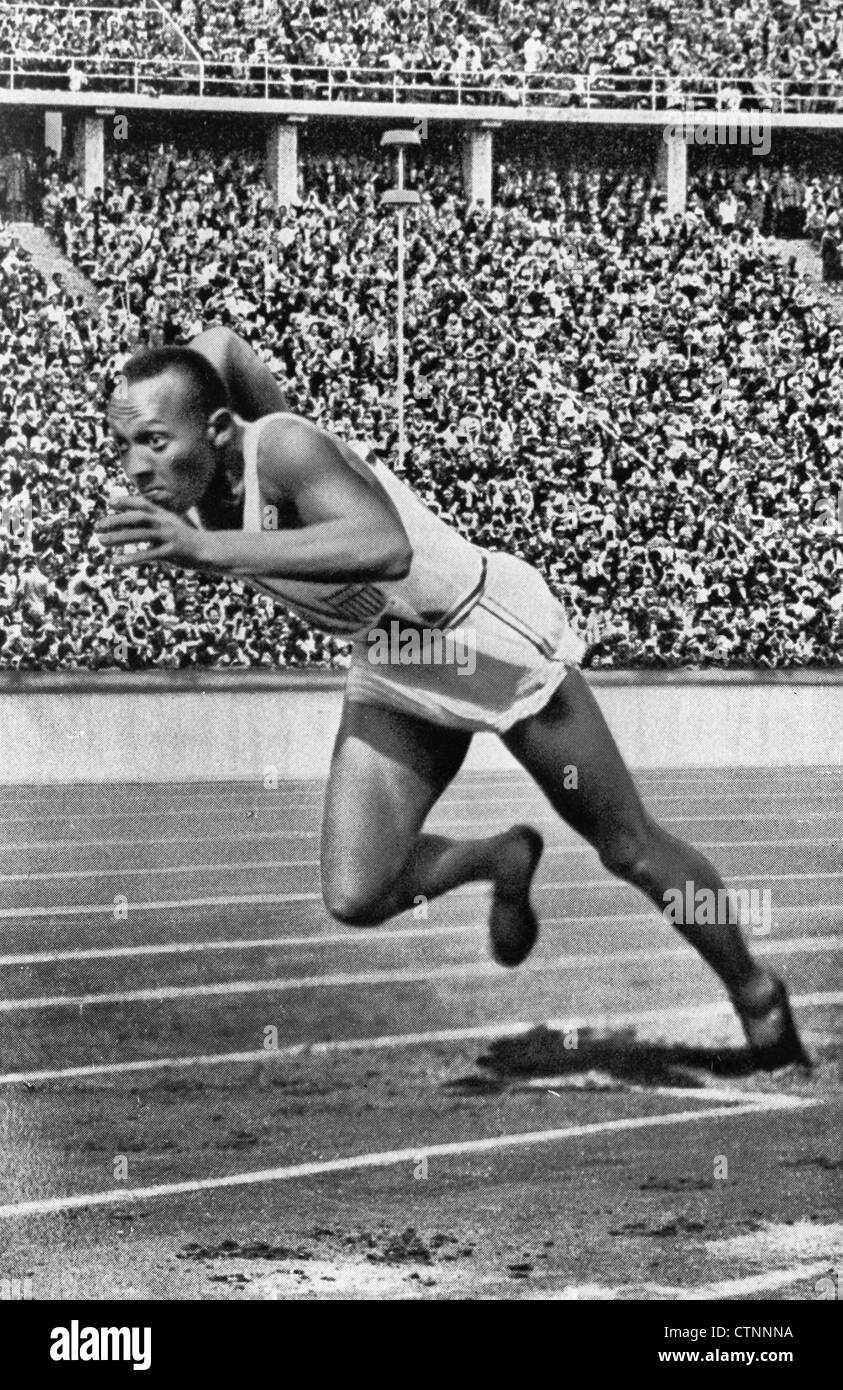 Jesse Owens at start of record breaking 200 meter race at 1936 Berlin Olympics Stock Photo