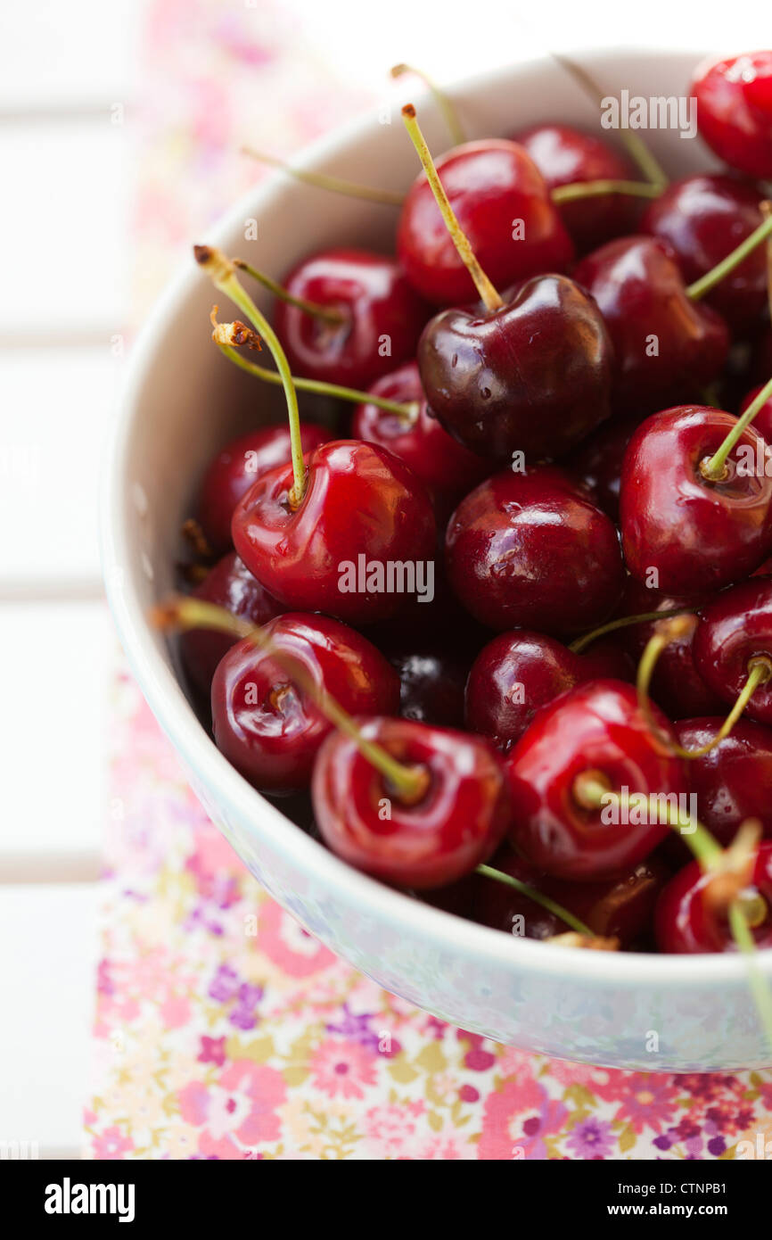 Close-up of fresh delicious and ripe cherries in a bowl Stock Photo - Alamy