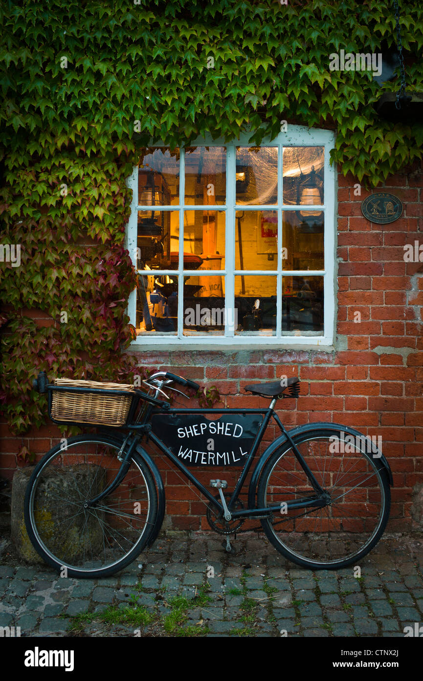 The workshop window and Butchers Bike at Shepshed watermill Stock Photo