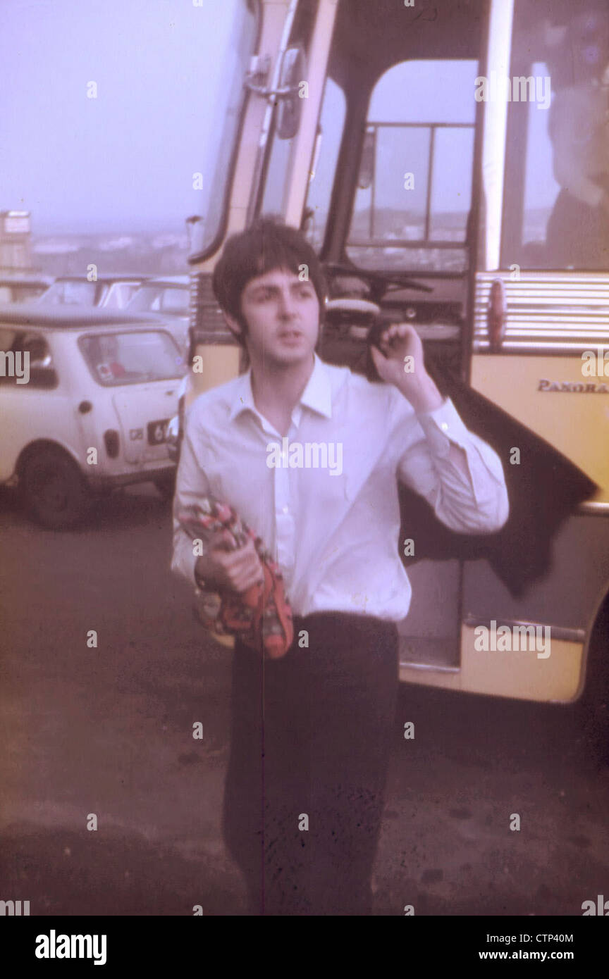 003615 - Paul McCartney with the Magical Mystery Tour Bus at The Atlantic Hotel, Newquay in September 1967 Stock Photo