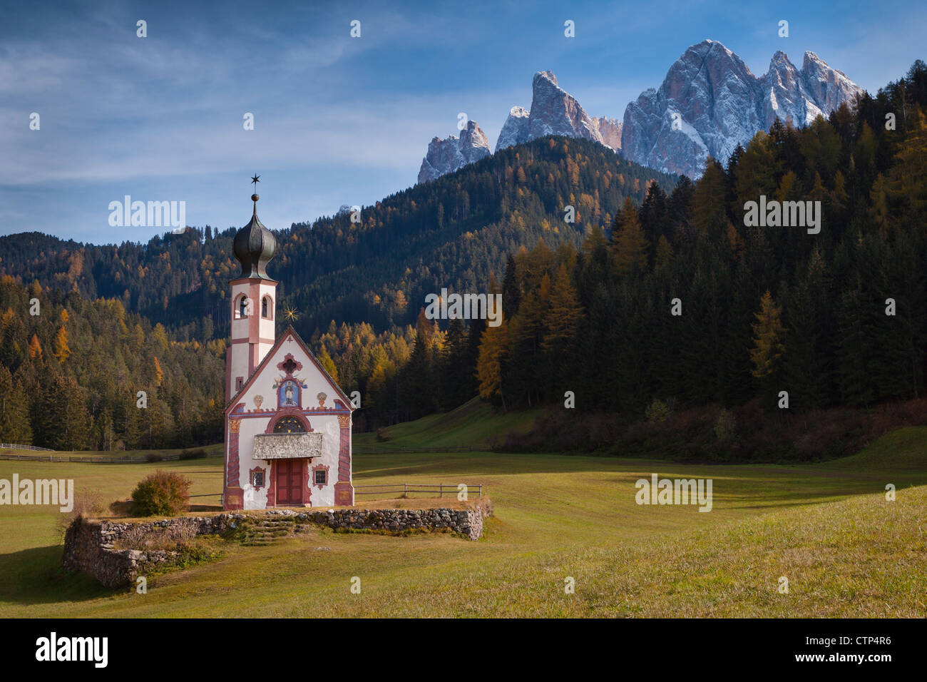 The church of St. Johann/S. Giovanni in the village of Ranui in Villnoss Valley, South Tyrol in autumn. Stock Photo