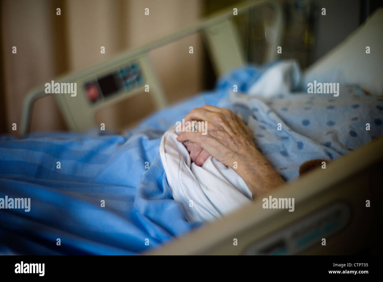 Elderly woman in hospital bed hi-res stock photography and images - Alamy