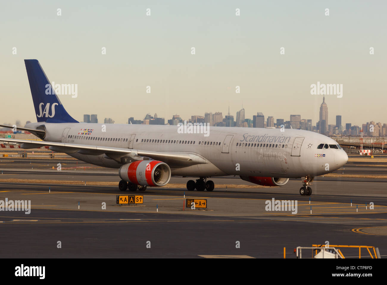SAS Airlines Boeing in Newark Airport Stock Photo Alamy