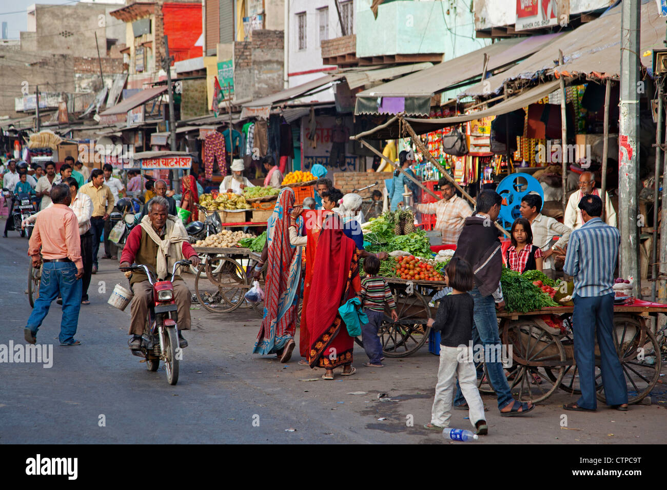 Vendors selling fruit and vegetables on the street in Mathura, Uttar Pradesh, India Stock Photo