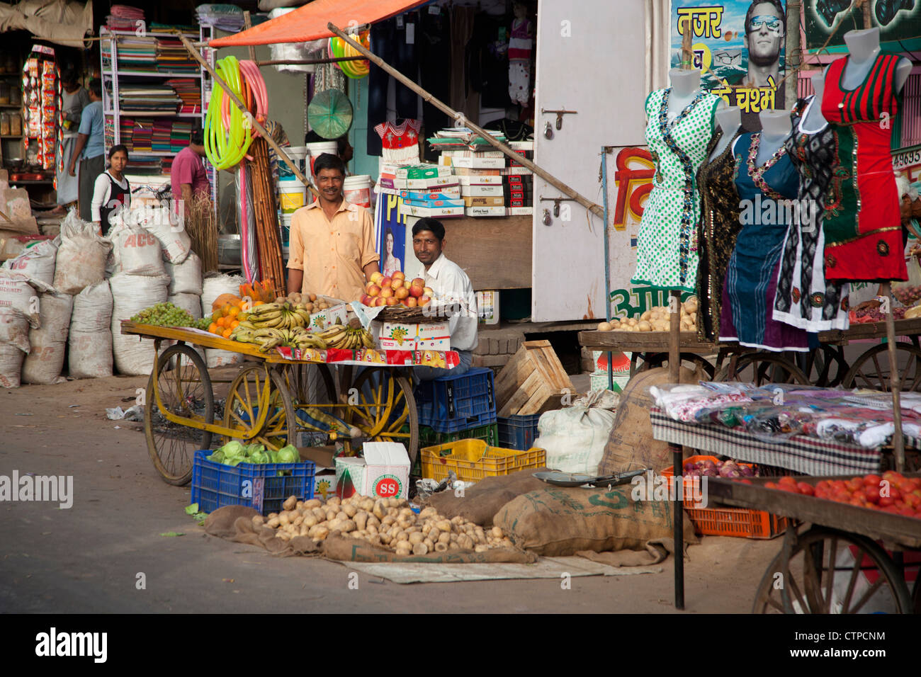 Vendors selling fruit on cart at market in Mathura, Uttar Pradesh, India Stock Photo
