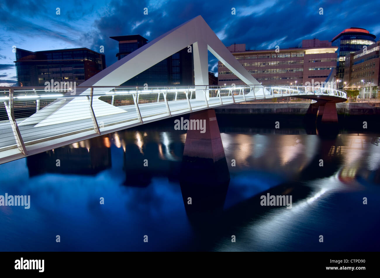 Glasgow Broomielaw-Tradeston bridge ('Squiggly Bridge') at night Stock Photo