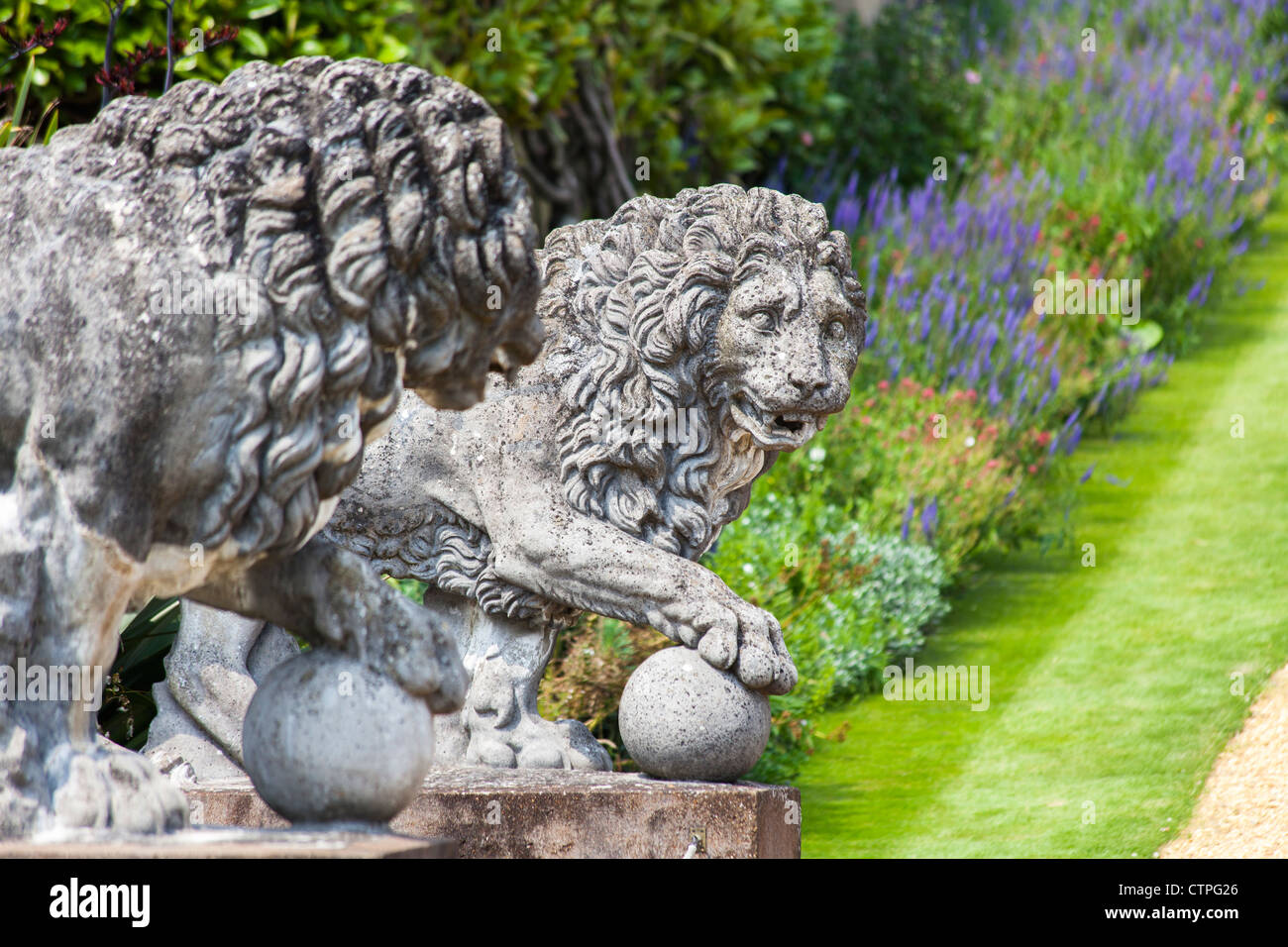 Lion statues at osborne house hires stock photography and images Alamy