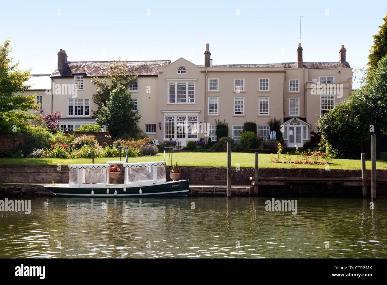 Luxury house and moored boat on the River Thames at Wallingford