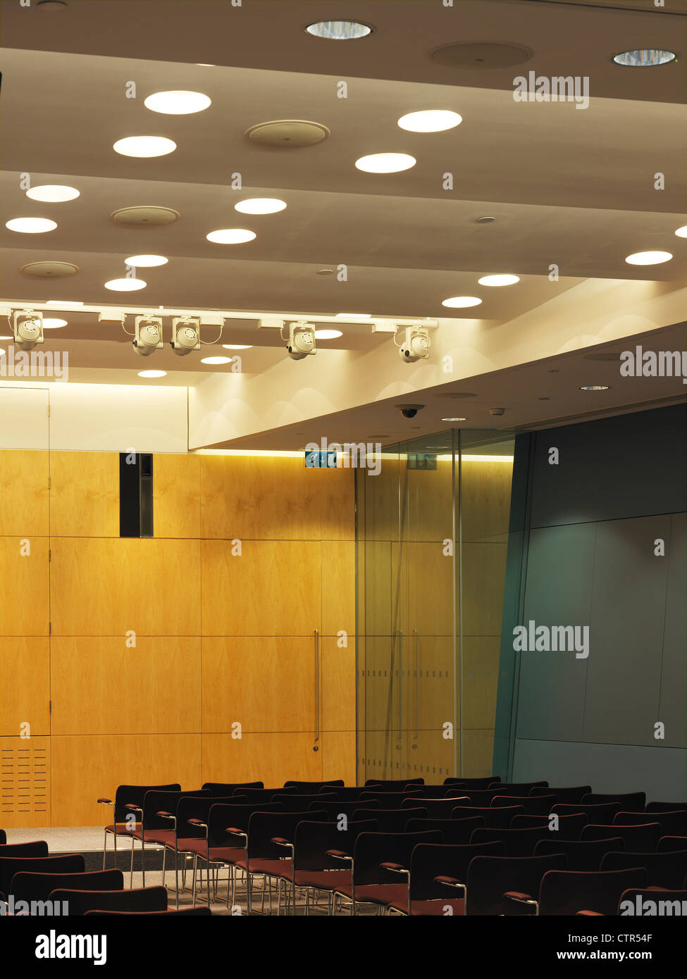 Barclays canary wharf room hi-res stock photography and images - Alamy