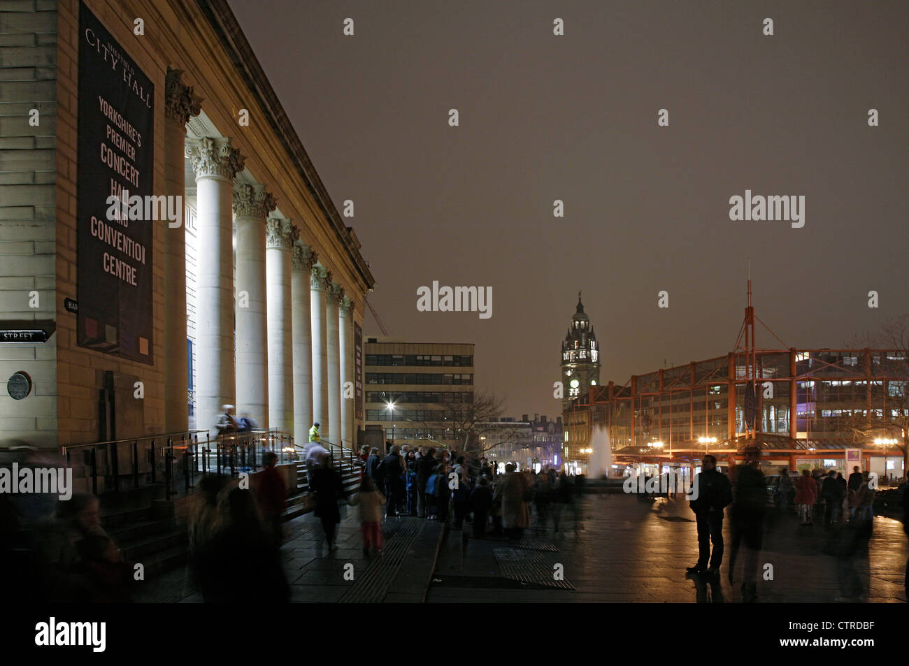 sheffield city hall night exterior with town hall Stock Photo - Alamy