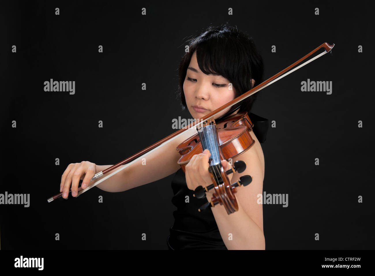 female asian violinist Stock Photo Alamy