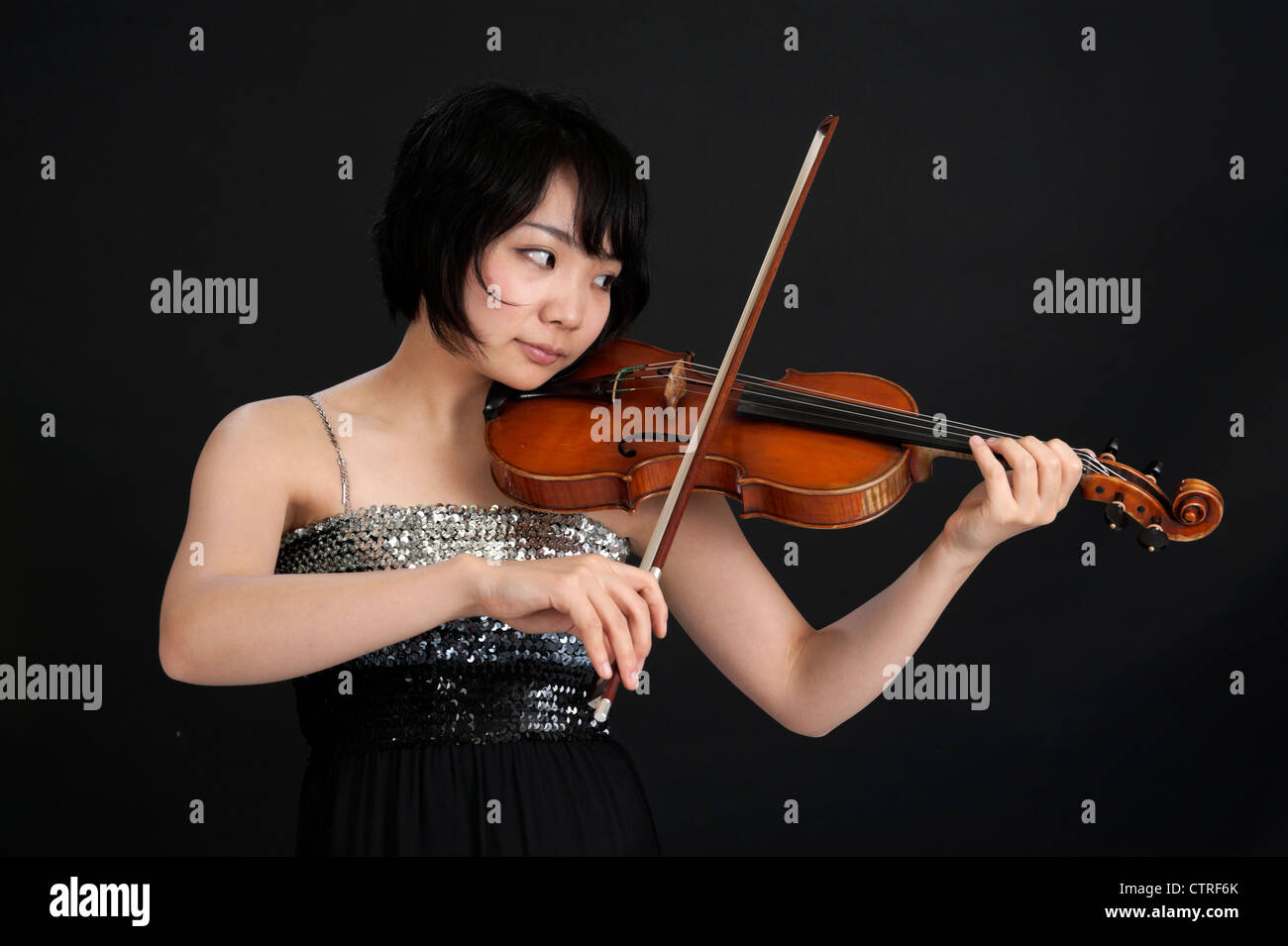 female asian violinist Stock Photo Alamy