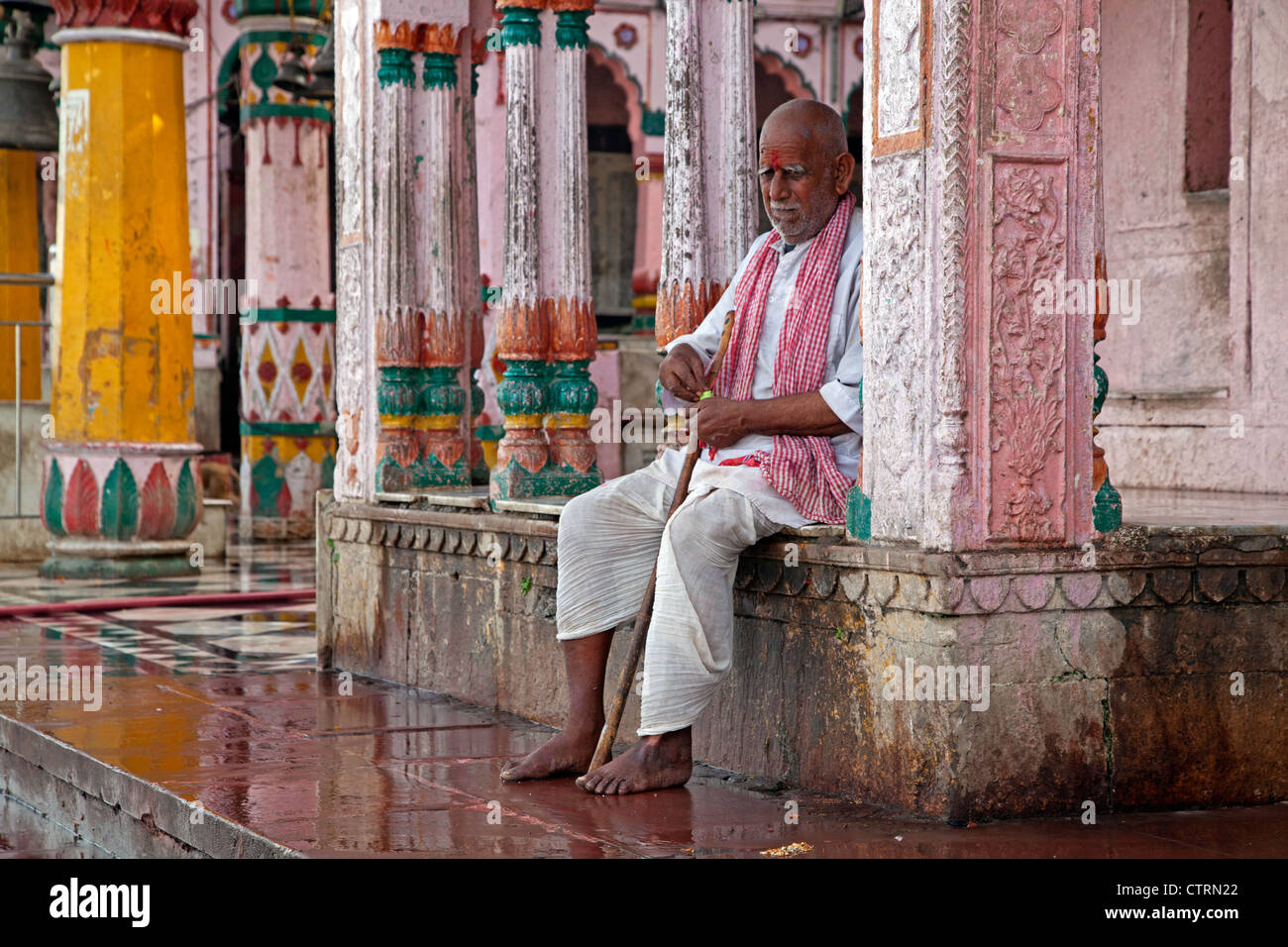 Indian man in traditional dress at bathhouse in Mathura, Uttar Pradesh, India Stock Photo